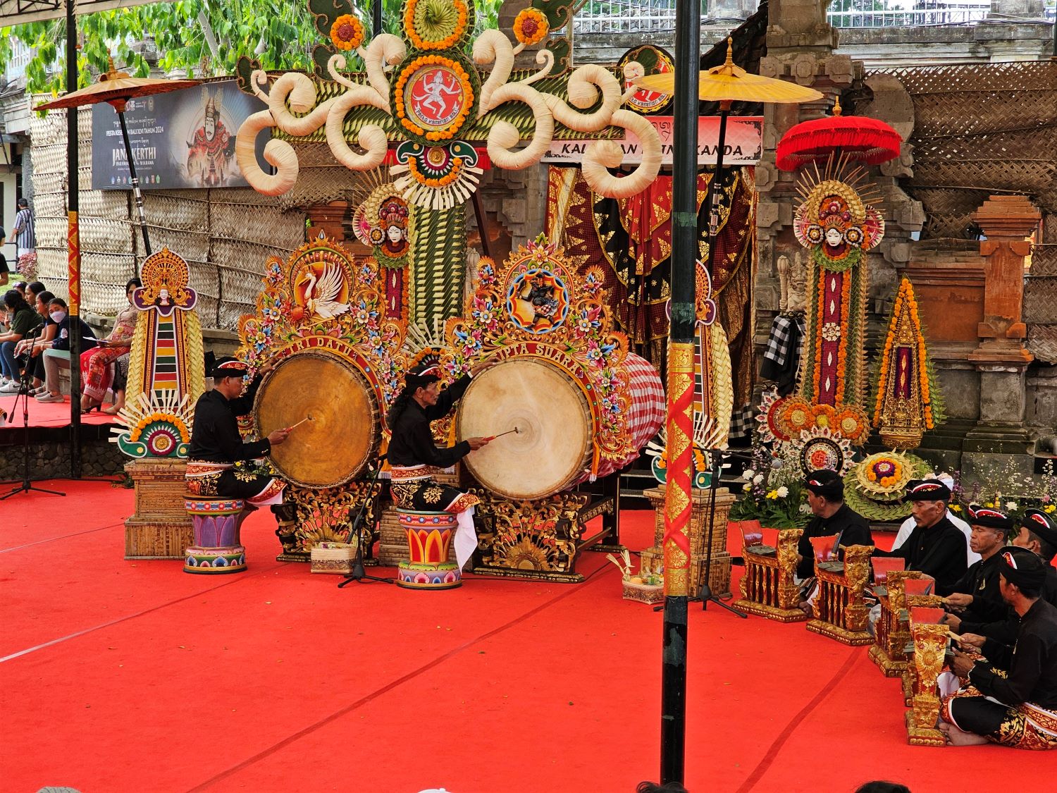 TAK LEKANG  OLEHWAKTU: Penampilan seni Kendang Mebarung Kabupaten Jembrana di Kalangan Ratna Kanda kemarin (23/6/2024).