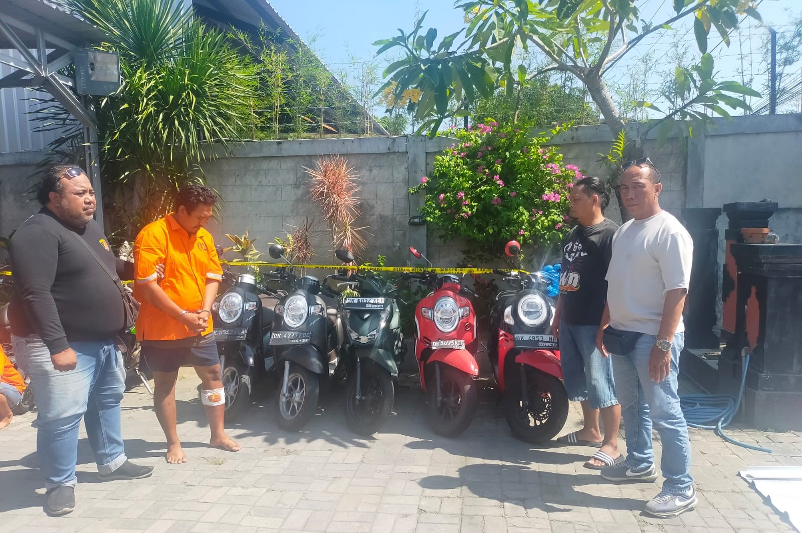 DITANGKAP: Gede Jaya (baju oranye) dikeler petugas dalam kondisi kaki kena luka tembak dan barang bukti sepeda motor hasil curiannya.