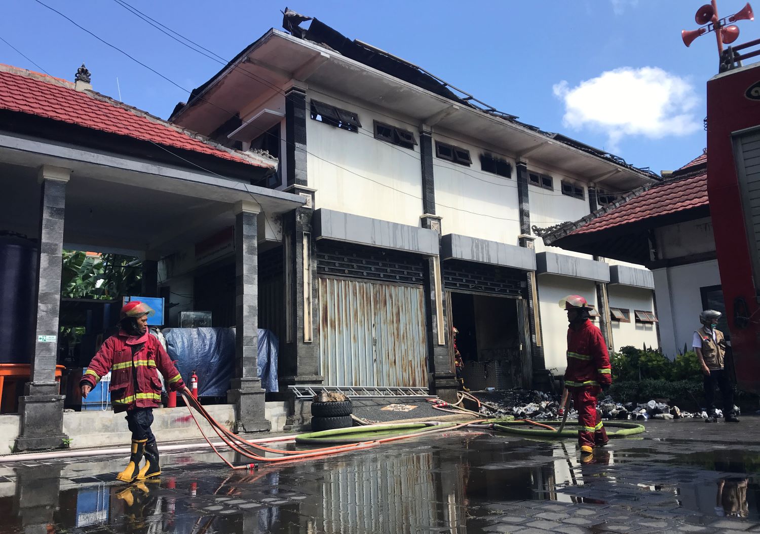 BARU PADAM: Gedung TRC BPBD Bali yang berisi logistik alat-alat kesehatan ludes terbakar Rabu (26/6/2024)
