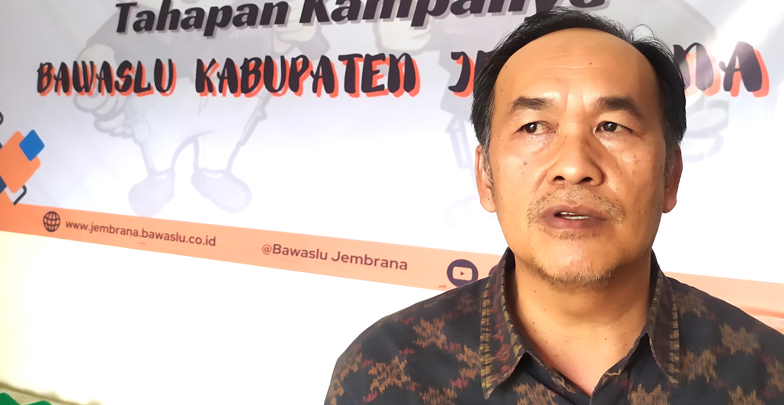 EVALUASI PERSIAPAN: Ketua Bawaslu Jembrana Made Widiastra.(foto: m.basir/radar bali)