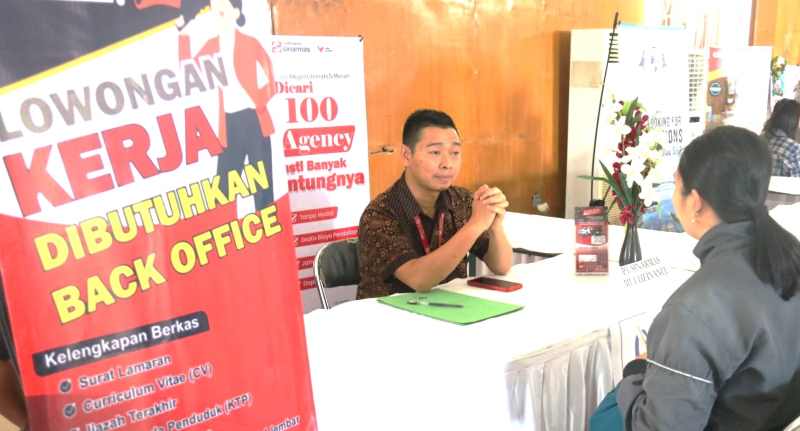 CEK LOWONGAN : Disnaker Buleleng gelar bursa kerja dengan jumlah lowongan kerja sebanyak 1.919. Diharapkan Mengurangi angka pengangguran.( Foto: Dinas Kominfosanti Buleleng untuk Radar Bali)
