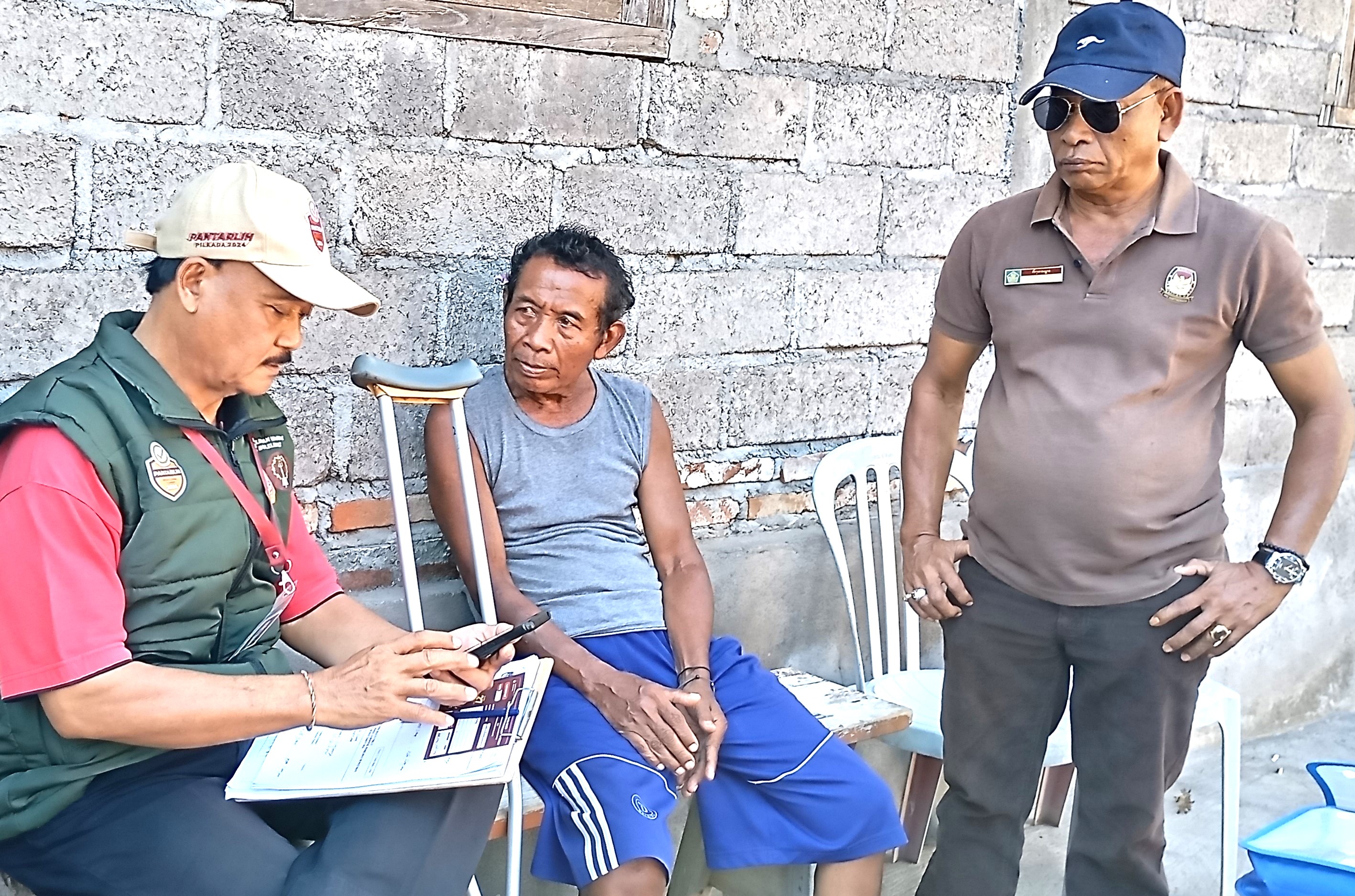 TUNTASKAN COKLIT: Pantarlih saat melakukan coklit kepada salah satu pemilih penyandang disabilitas di Desa Baktiseraga.(francelino junior/radar bali)