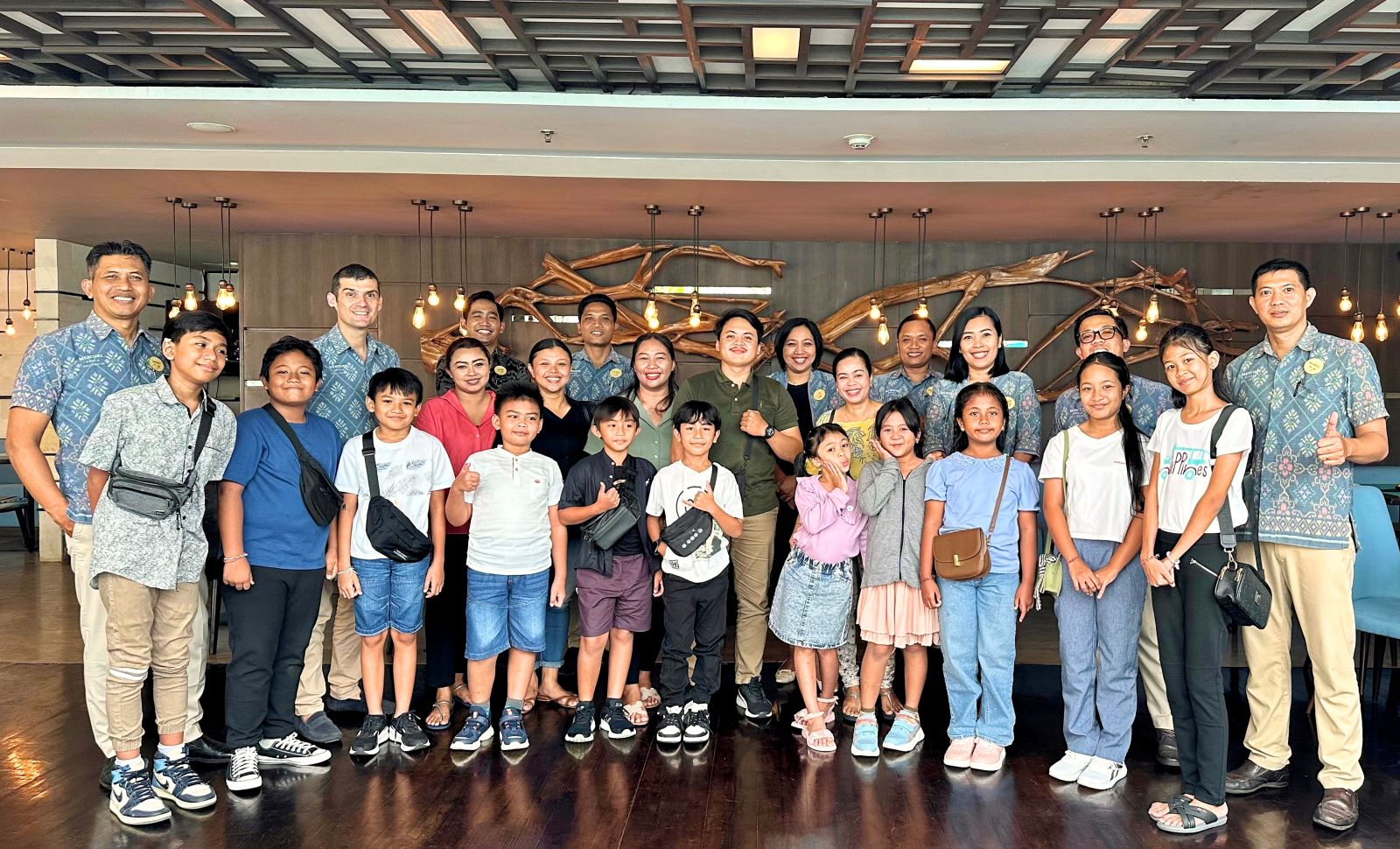 Manajemen Mercure Bali Legian foto bersama para siswa SD Negeri 3 Legian dalam program makan siang bersama.