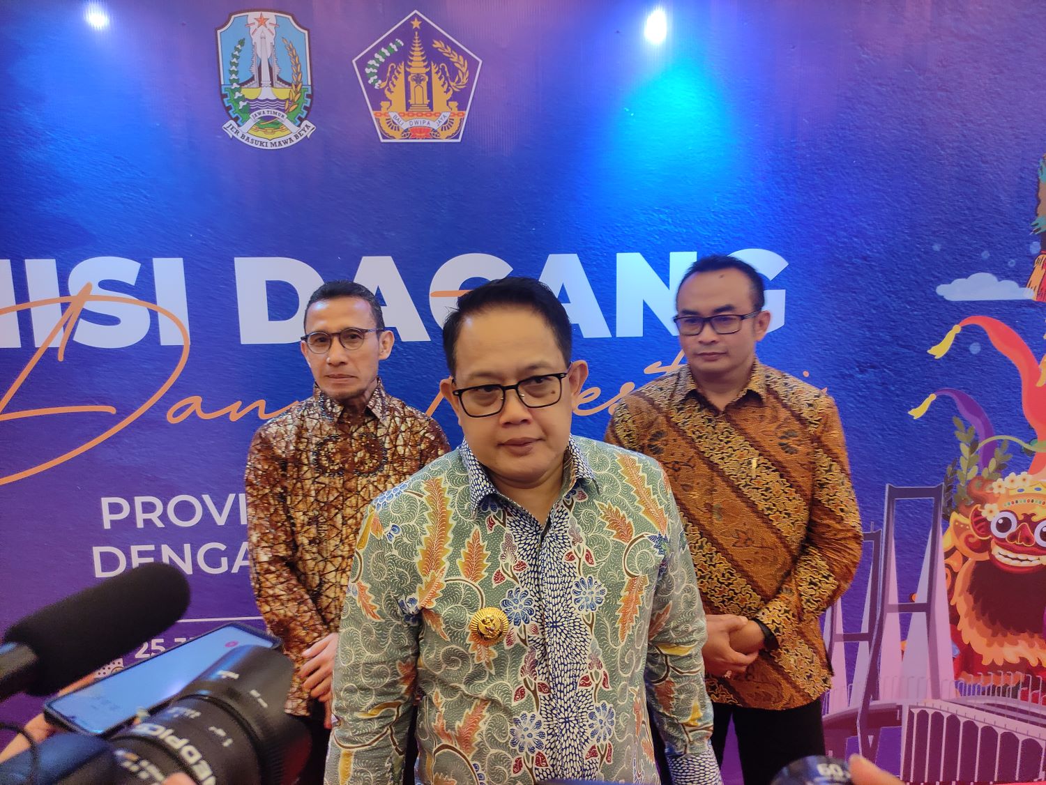 MISI DAGANG: PJ Gubernur Jawa Timur, Adhi Karyono (tengah) diwawancara media Selasa (25/6/2024)