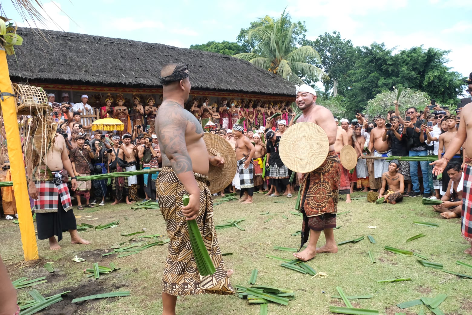 Ketua DPD Partai Gerindra Bali I Made Muliawan Arya alias De Gadjah (kanan) saat memulai perang pandan di arena Desa Tenganan Karangasem.
