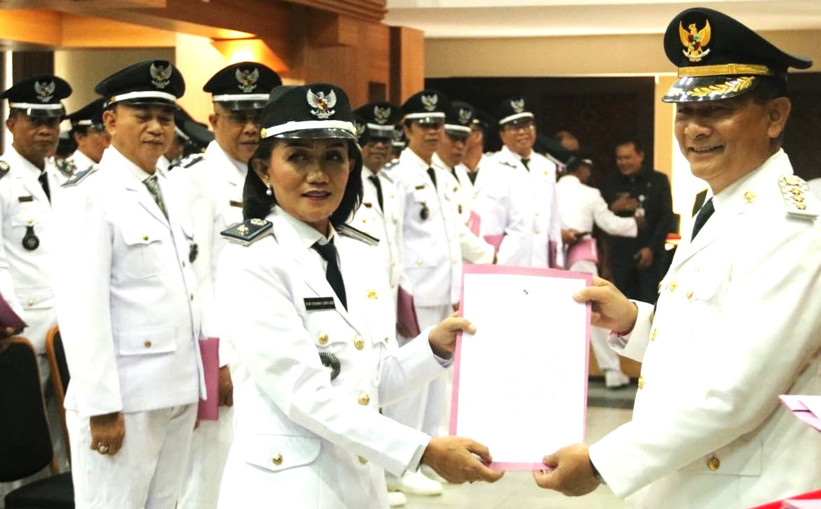 PERPANJANGAN MASA JABATAN : para kepala desa di Kabupaten Karangasem saat menjalanu pengukuhan perpanjangan masa jabatan yang berlangsung kemarin (25/6).(Istimewa)