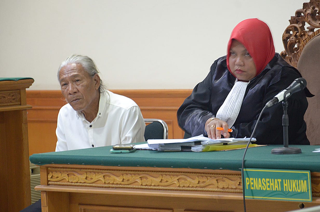 MENUA DI PENJARA: I Ketut Rencana saat menjalani sidang di Pengadilan Tipikor Denpasar belum lama ini. Kemarin, ia dituntut delapan tahun penjara (25/6/2024)