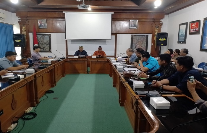 Warga dari Perumahan Royal Garden Resindence yang berlokasi di Jalan Taman Giri Asri, Kelurahan Benoa, Kecamatan Kuta Selatan, Badung, Bali mendatangi PDAM Kabupaten Badung, Bali, Kamis (27/6/2024).