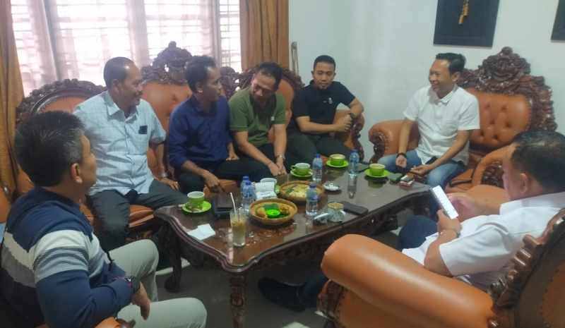 GELAR PERTEMUAN : Pertemuan I Nengah Tamba dan I Gede Ngurah Patriana Krisna dengan pengurus DPC dan DPW PPP Bali.(foto:dpc PPP jembrana)