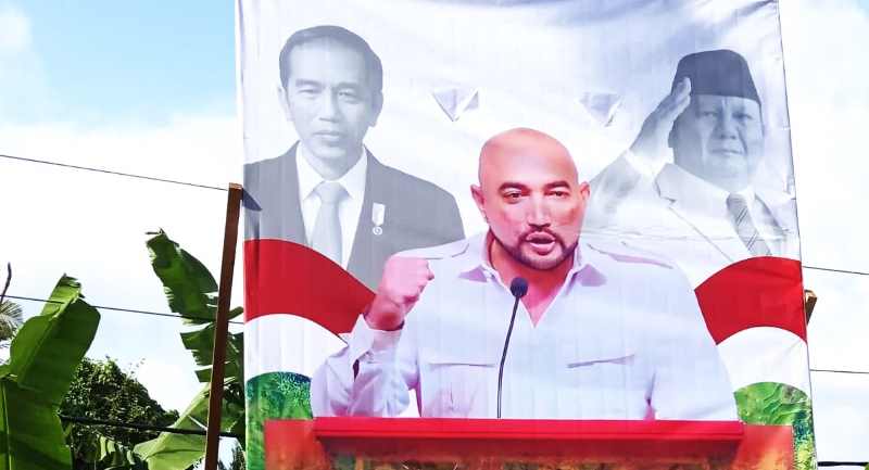 RAMAI BALIHONYA : Pemasangan baliho De Gadjah di Klungkung (foto: DPC Gerindra Klungkung)