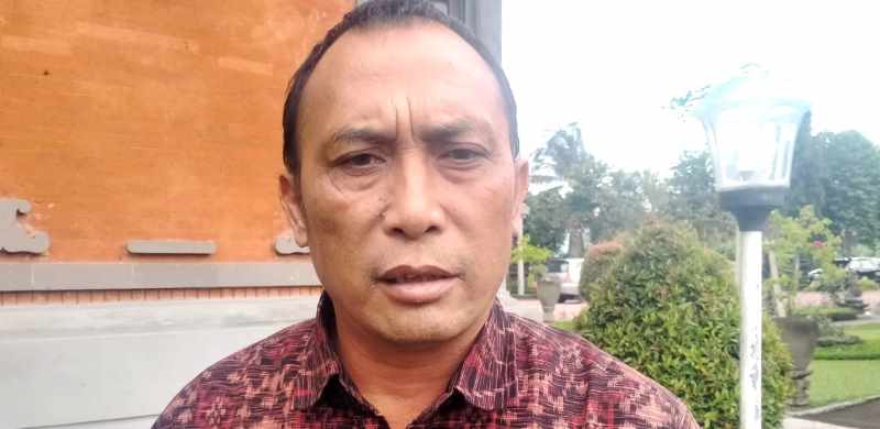 RESPONS TERKINI : Sekretaris DPC PDIP Tabanan I Nyoman Arnawa. (juliadi)
