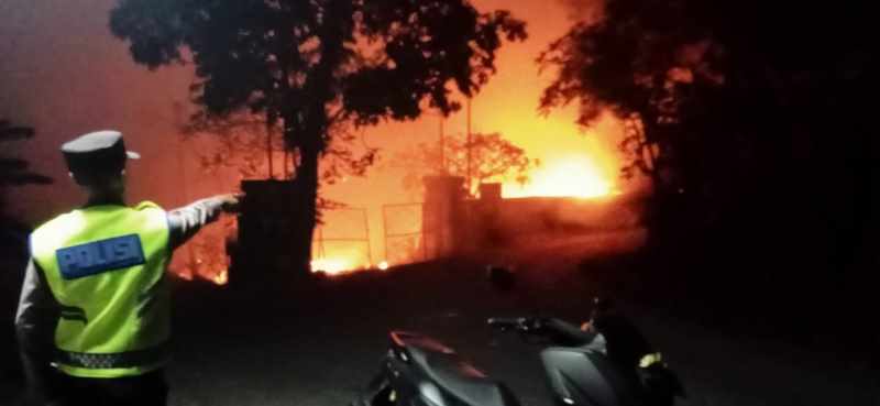KEBAKARAN RUSAKKAN INSTALASI : Kejadian kebakaran TPA Sente beberapa waktu lalu. (Foto: Polsek Dawan (Kebakaran TPA Sente)