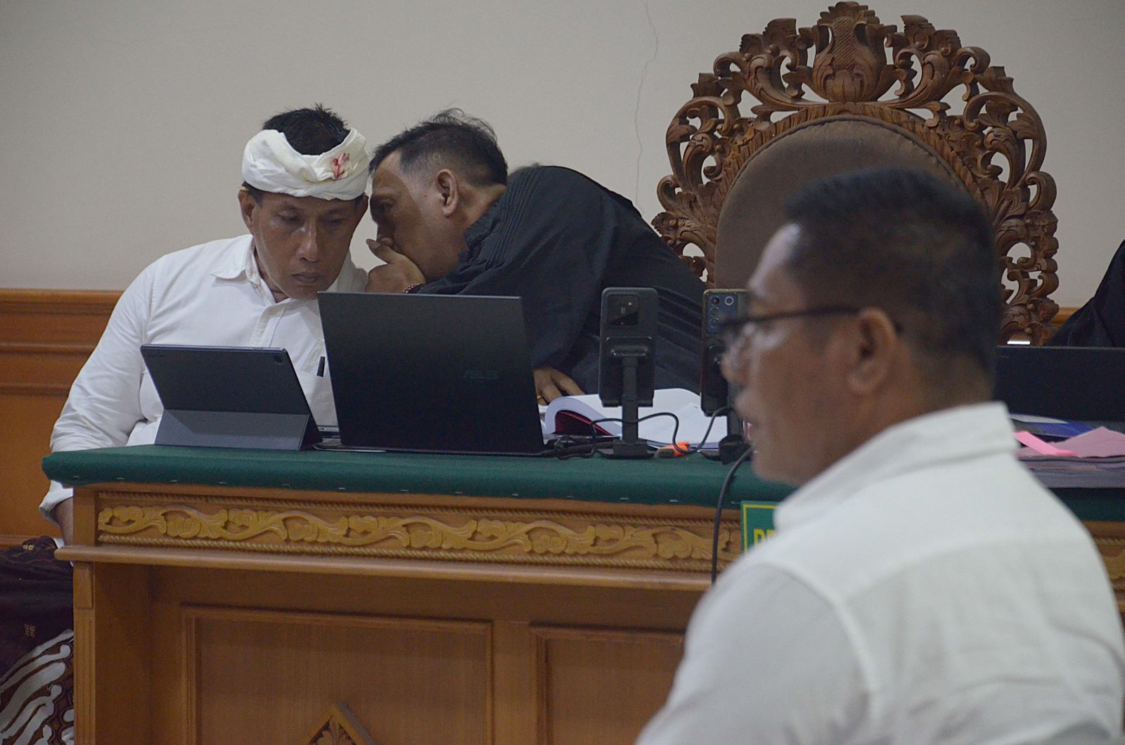 BISIK-BISIK: Saksi dugaan pemerasan investor oleh Bendesa Adat Berawa I Ketut Riana yakni Andiyanto di pengadilan Tipikor Kamis 27 Juni 2024