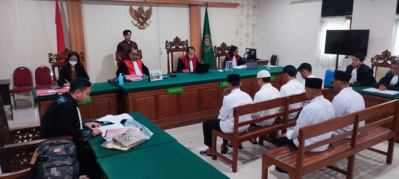 BERAT: JPU Imam Ramdhoni (kiri) membacakan tuntutan terhadap enam terdakwa pelaku pembunuhan di Sempidi, Badung, pertengahan Januari lalu.