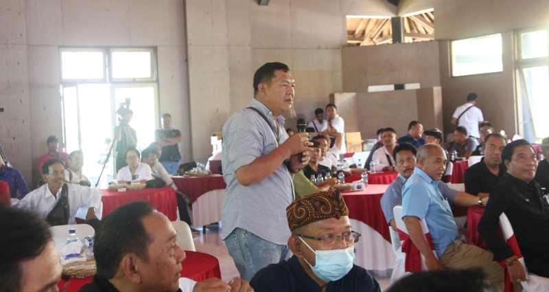 DIWARNAI KETEGANGAN : Suasana diskusi politik yang digelar KJB yang membahas  janji pembangunan bandara di Buleleng jadi bulan-bulanan peserta debat. (francelino junior/radar bali)