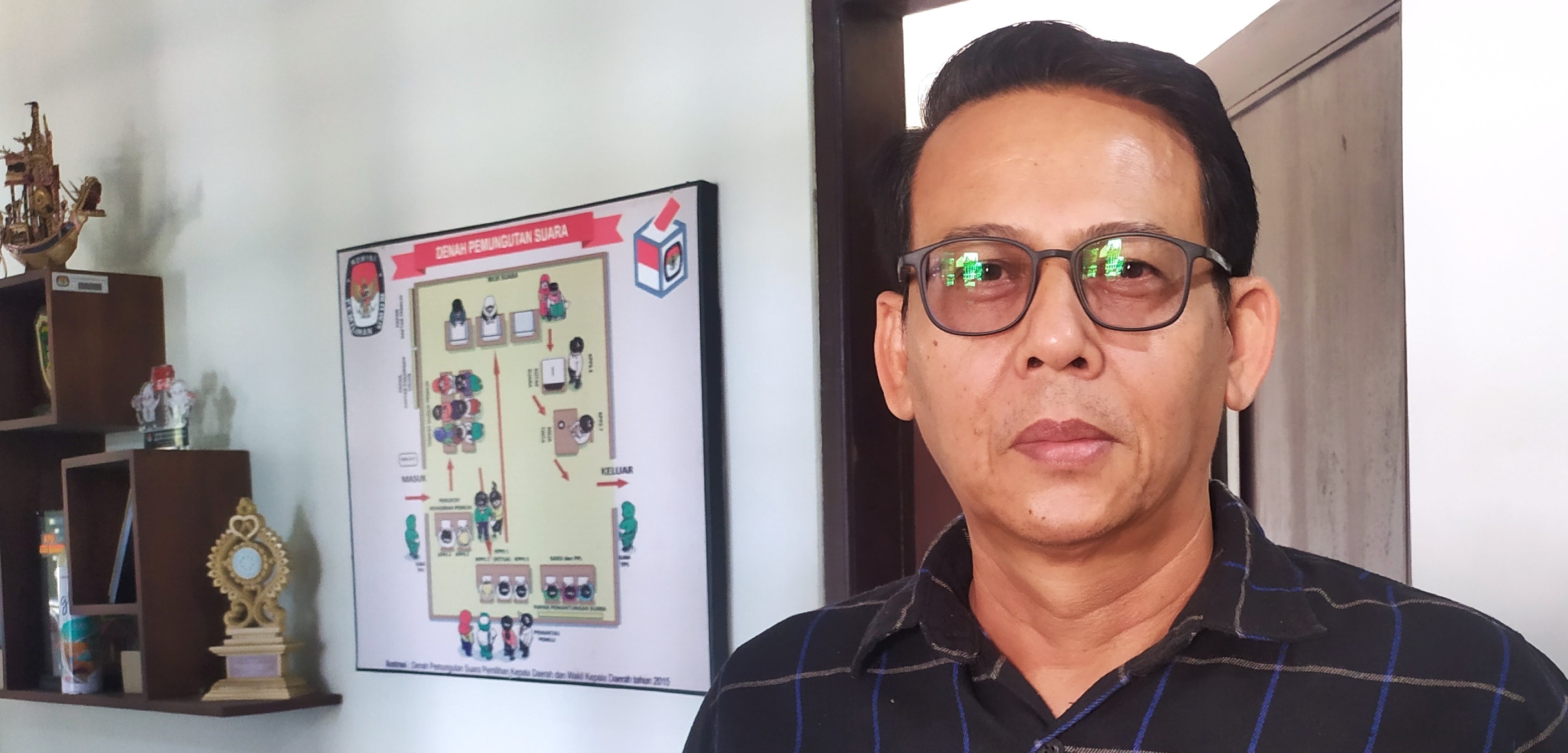 JELASKAN DANA HIBAH : Ketua KPUD Jembrana, I Ketut Adi Sanjaya. (dok.radar bali)