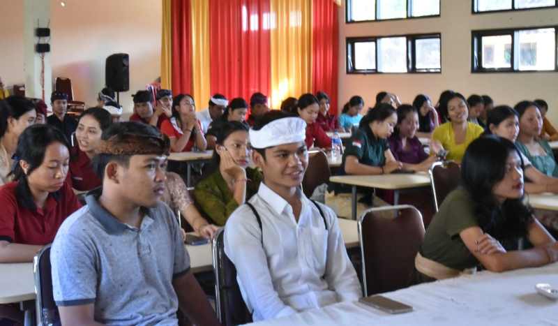 MENYASAR ANAK MUDA : Sosialisasi KPUD Karangasem untuk kalangan anak muda. (Foto: KPUD Karangasem)