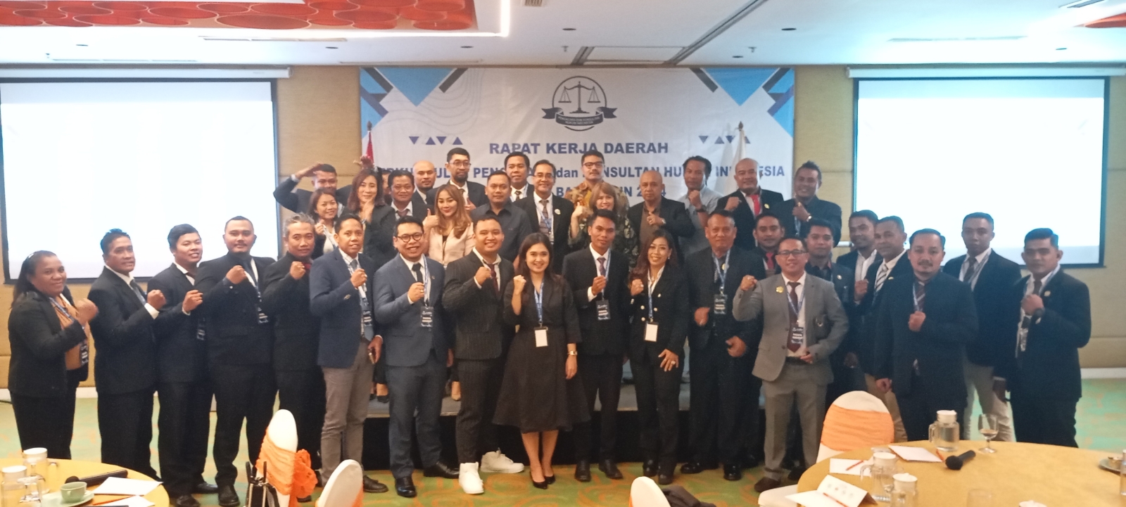SOLID: Para pengurus dan anggota PPKHI berpose bersama Sekjen PPKHI Florensia Yunita Siauw (tengah baris kedua) di Denpasar (28/6/2024). (Radar Bali Photo)