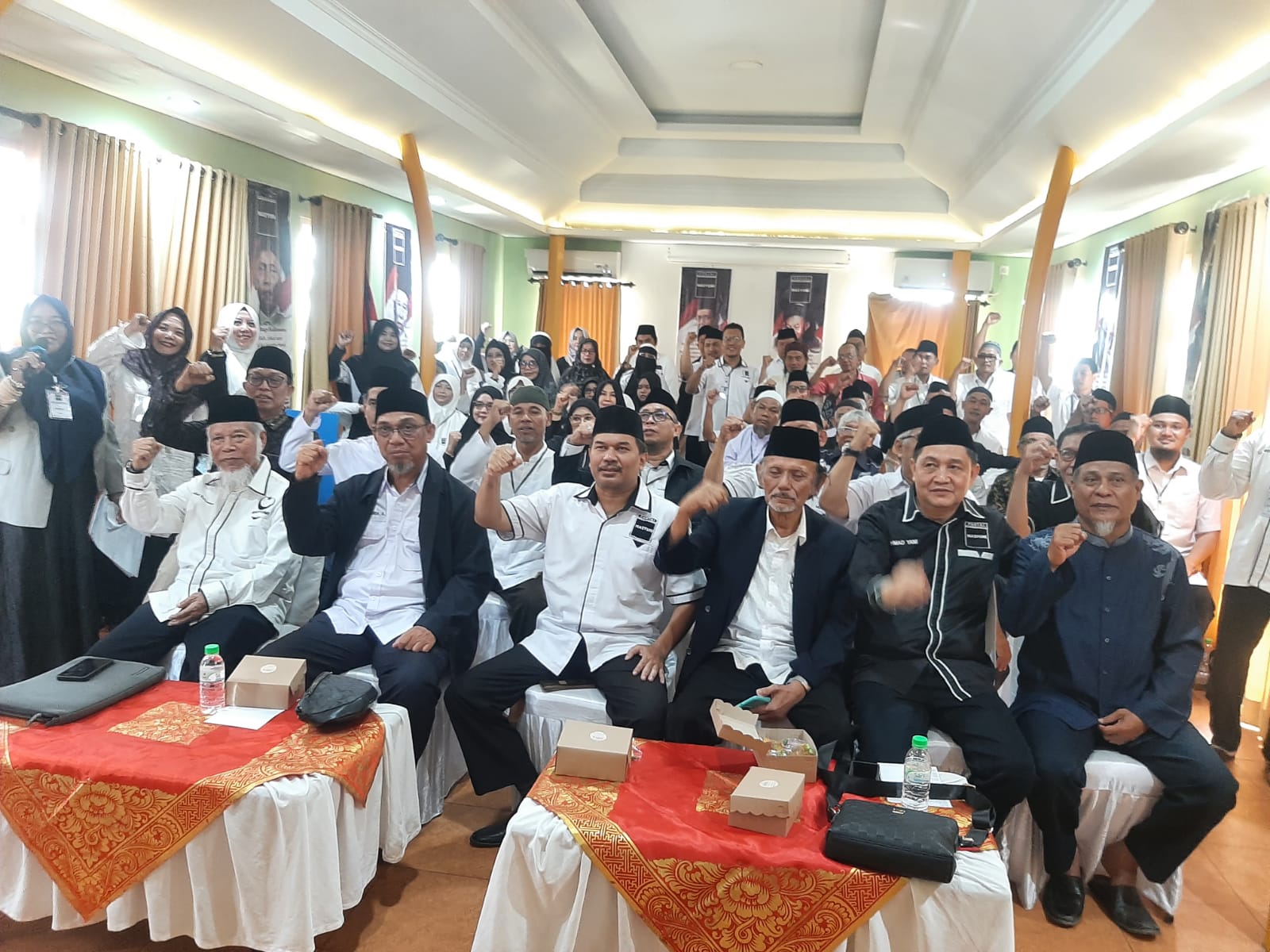 BAKAR SEMANGAT: Para pengurus DPP hingga DPW dan peserta Diklat Kader Inti Masyumi di Aula Hotel AlKifa Denpasar, 27 Juni - 1 Juli 2024.