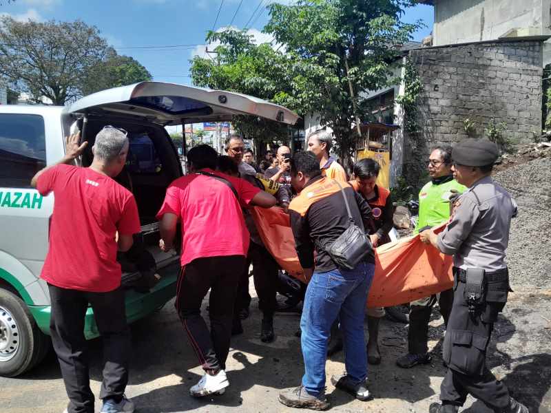 DIEVAKUASI  : Korban I Nyoman Santia yang dievakuasi saat tertimbun tanah pondasi bangunan. (foto: juliadi/radar bali)