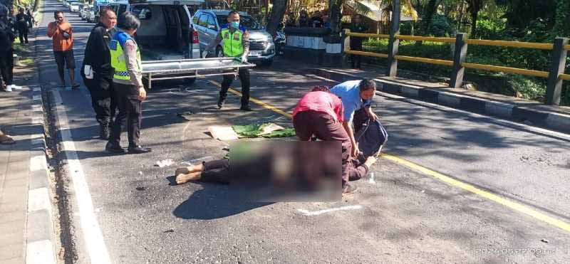DIEVAKUASI DARI TEMPAT KEJADIAN : Sejumlah aparat kepolisian Polsek Selemadeg, Tabanan yang melakukan olah TKP di lokasi kejadian Jalan Nasional Denpasar-Gilimanuk.(Istimewa)
