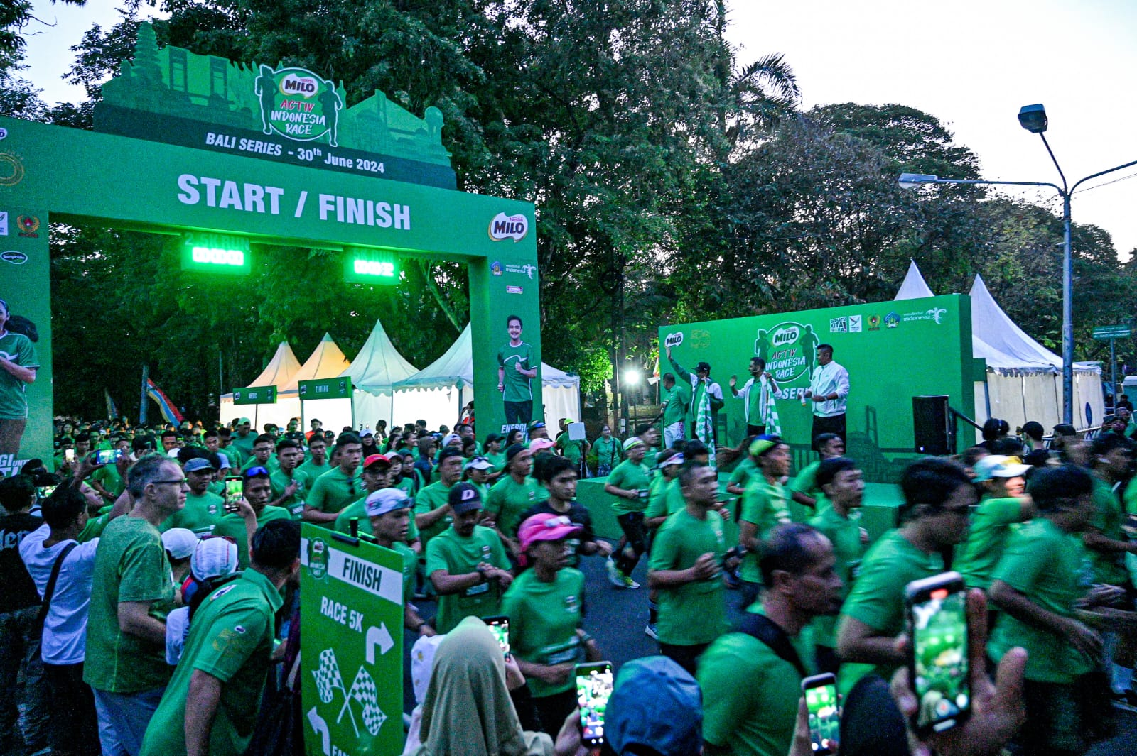 SERU: 2.000 pelari ikuti Road to MILO ACTIV Indonesia Race 2024 Bali Series saat start di Jl. Dr. Kusuma Atmaja, Denpasar, Minggu (30/6/2024). (Nestl&eacute; MILO)