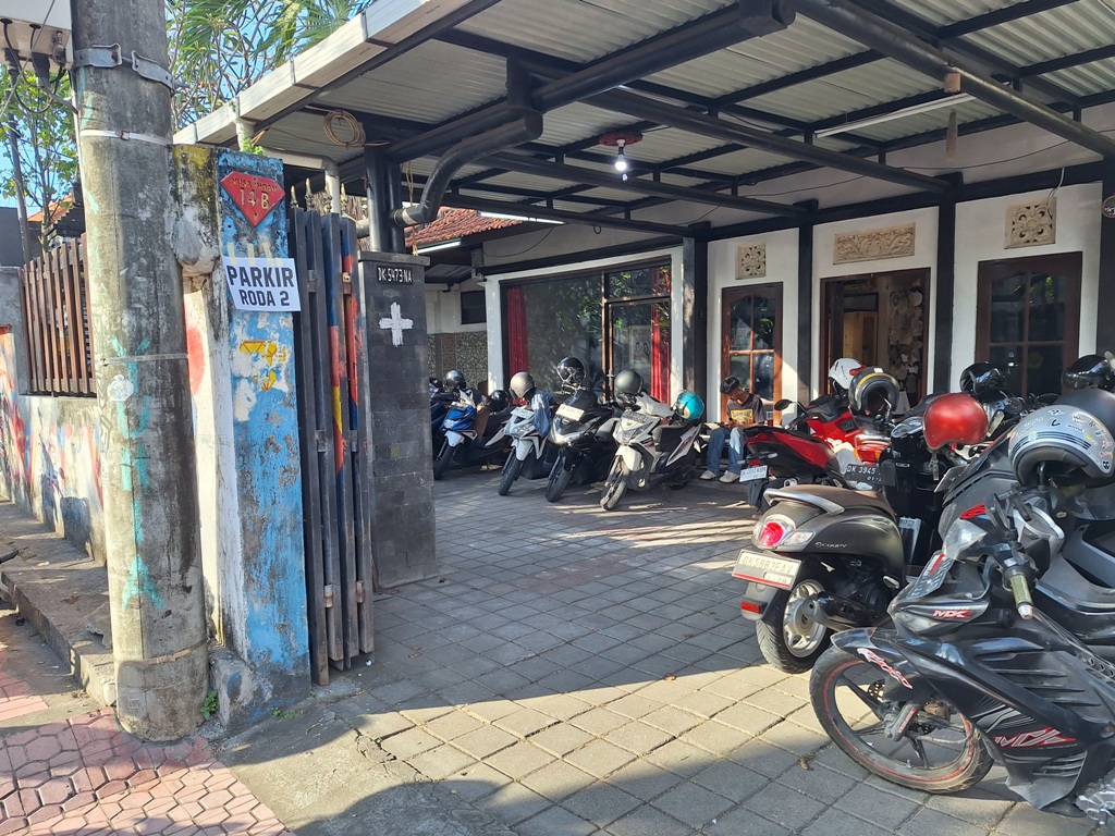 PARKIR: Rumah warga yang dimanfaatkan sebagai lahan parkir selama PKB XLVI selalu dipadati kendaraan setiap harinya.  .