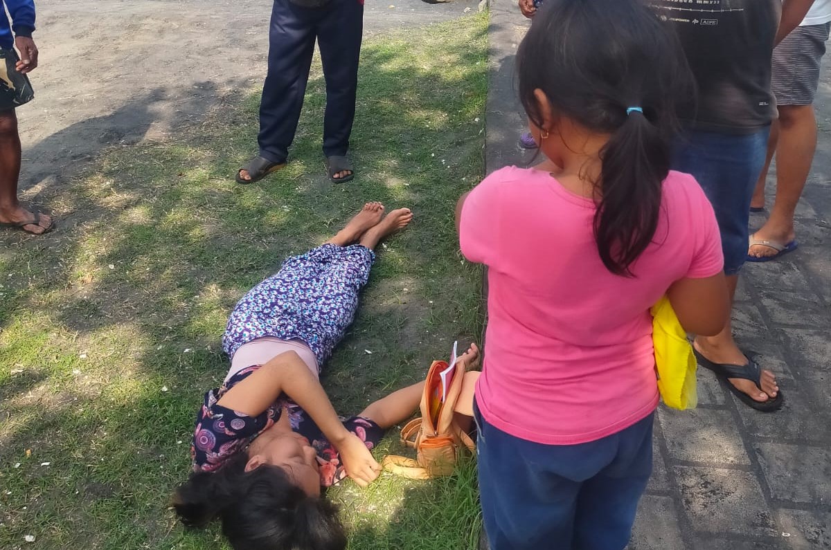 LEMAS: Korban percobaan bunuh diri Ni Gusti Ayu Putu Shinta Dewi yang meminum racun nyamuk di pinggir Pantai Yeh Gangga, Sudimara Tabanan.