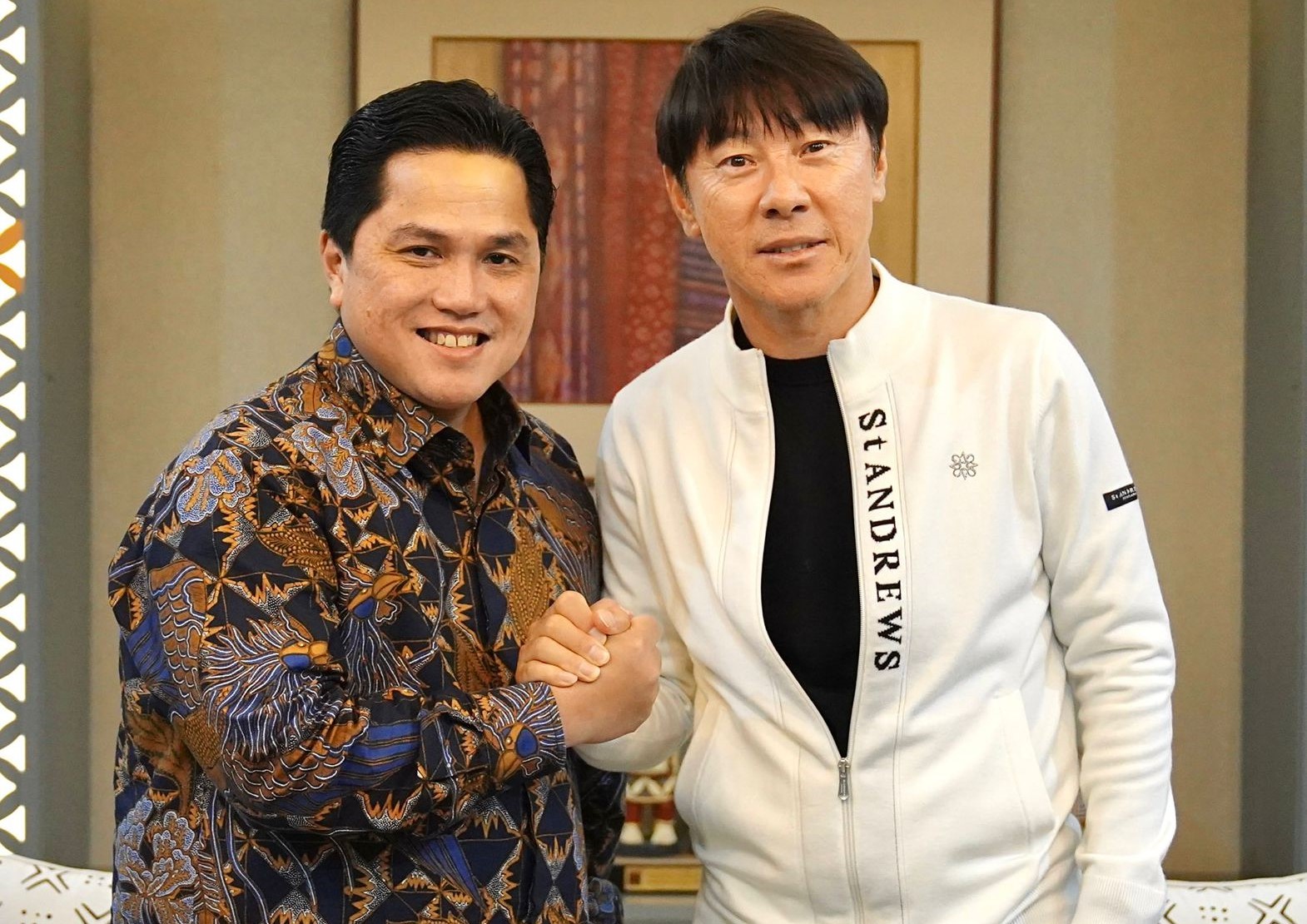 IKAT KONTRAK: Shin Tae-yong (kanan) resmi memperpanjang kontrak sebagai pelatih Timnas Indonesia hingga tahun 2027.