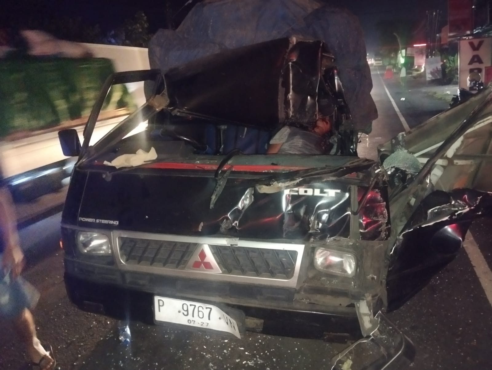 NAHAS: Kondisi mobil pickup L300 yang remuk setelah hantam sebuh truk terpakir di pinggir jalan Denpasar - Gilimanuk tepatnya di Kerambitan Tabanan