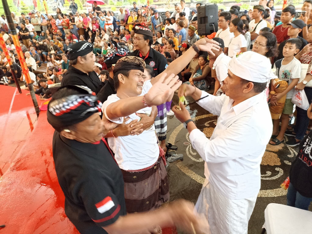 KERAUHAN: Pengibing Tari Gandrung dari pementasan kesenian klasik di PKB XLVI 2024 Duta Denpasar di kalangan Ratna Kanda, Taman Budaya Bali.