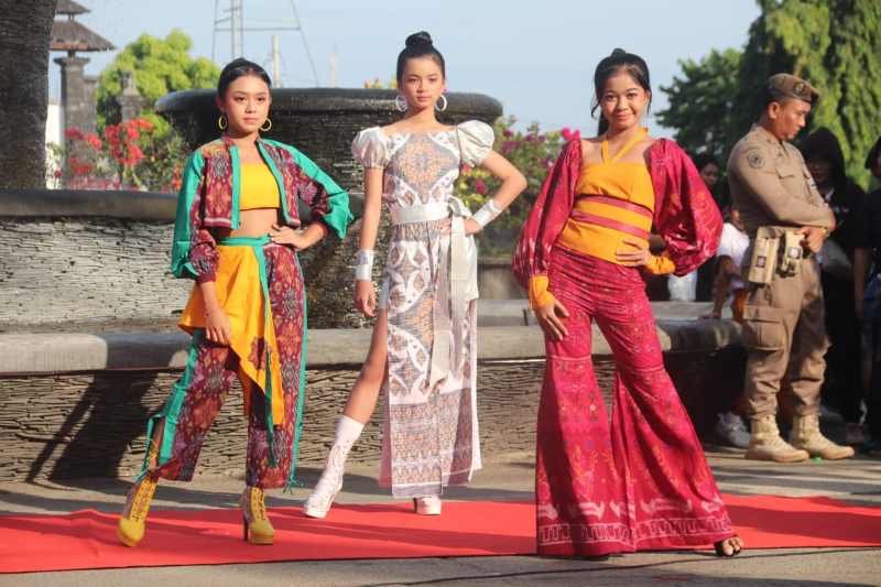 SERBA ENDEK  : Karya desainer Buleleng yang ditampilkan pada ajang Buleleng Fashion on the Street. (Dinas Kominfo Santi Buleleng)