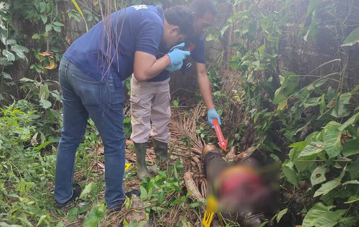 DITEMUKAN SUDAH MENINGGAL : Tim Inafis Polres Jembrana melakukan olah TKP penemuan mayat . (Istimewa)
