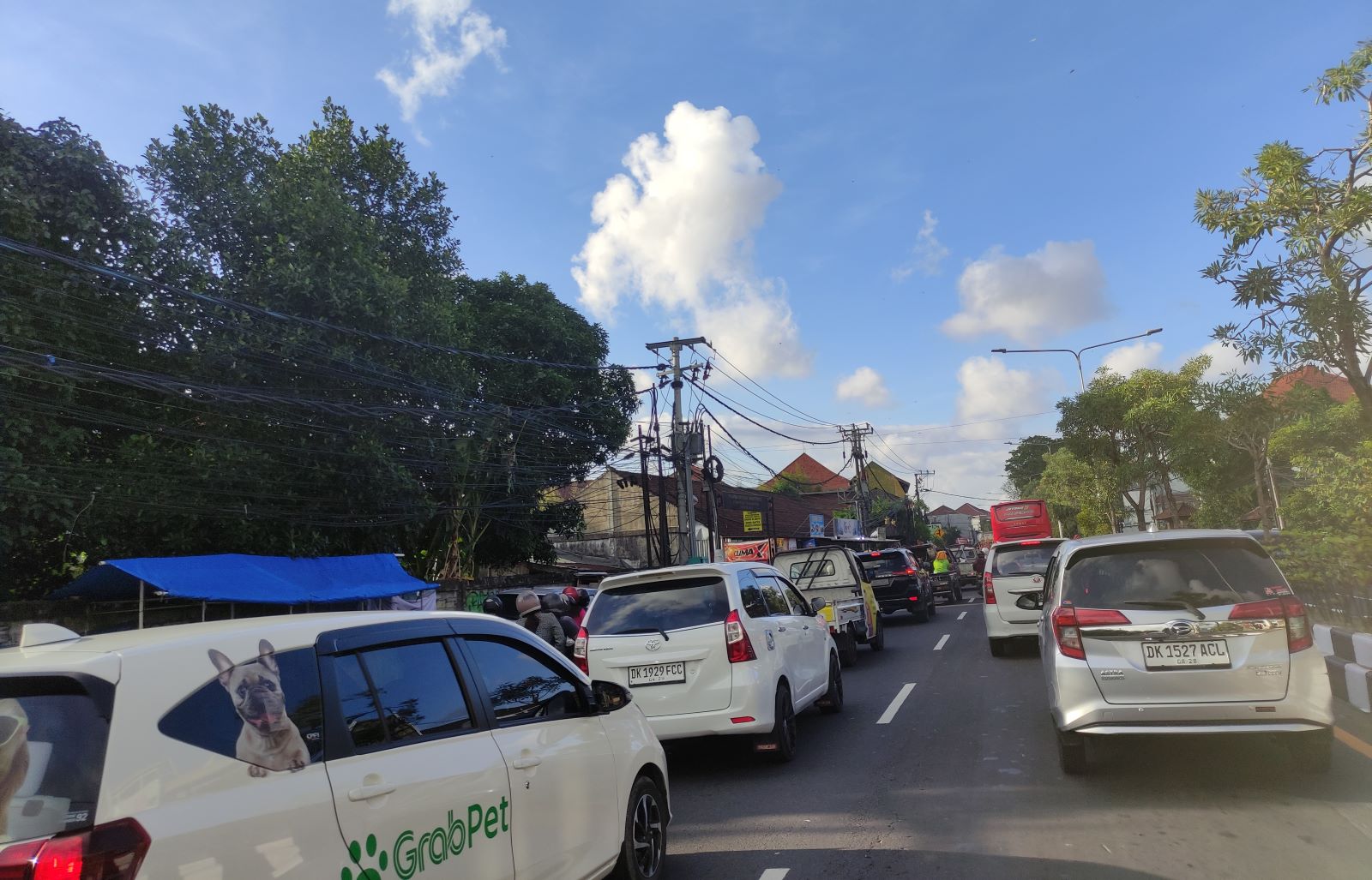 KRODIT: Kemacetan kendaraan di jaur menuju Kuta, Canggu dan Seminyak selalu jadi pemandangan tiap hari di Bali.