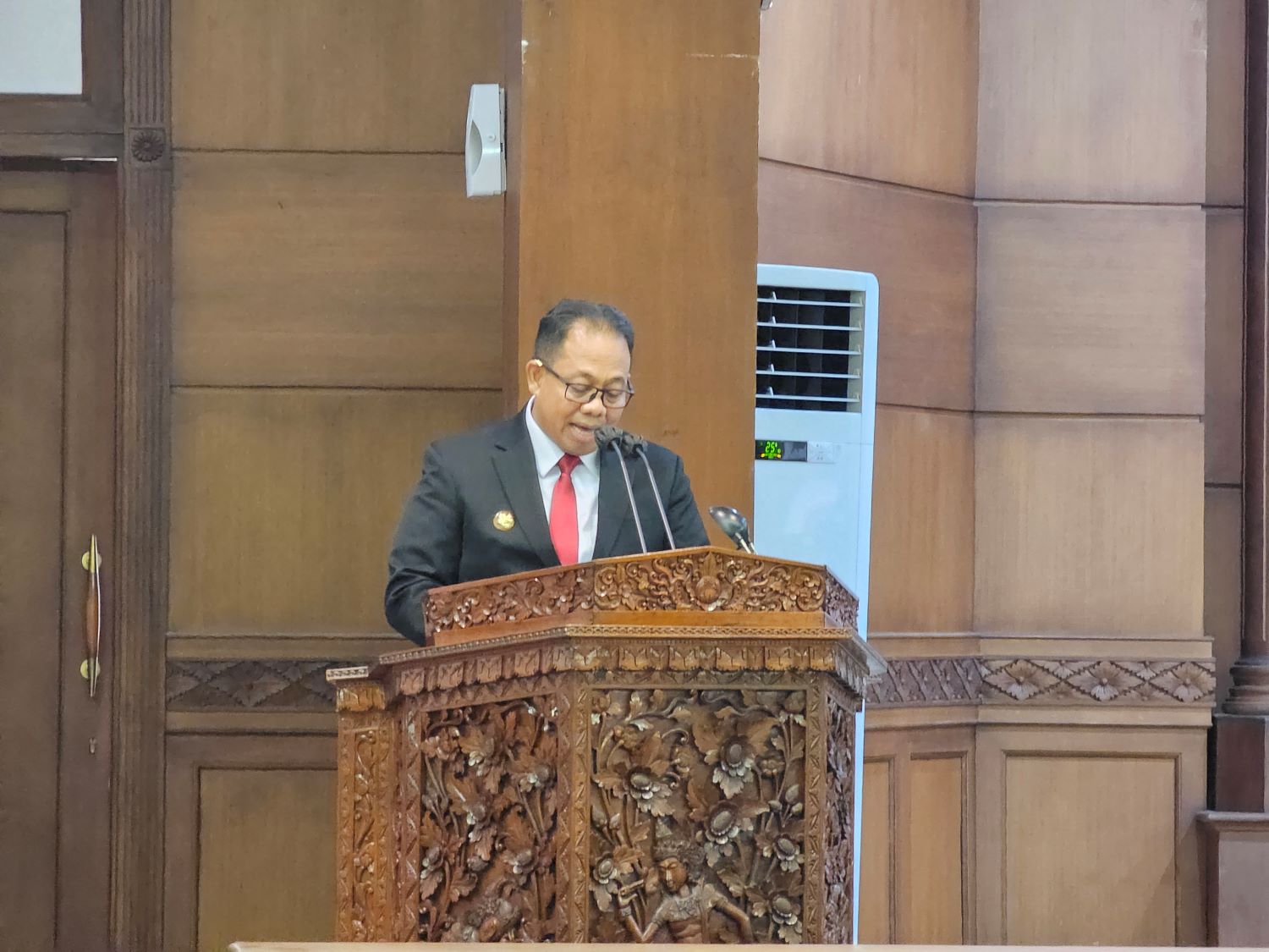 MELUNAK: Pj Gubernur Bali Sang Made Mahendra Jaya saat menyampaikan RPJPD Bali 2025-20245.