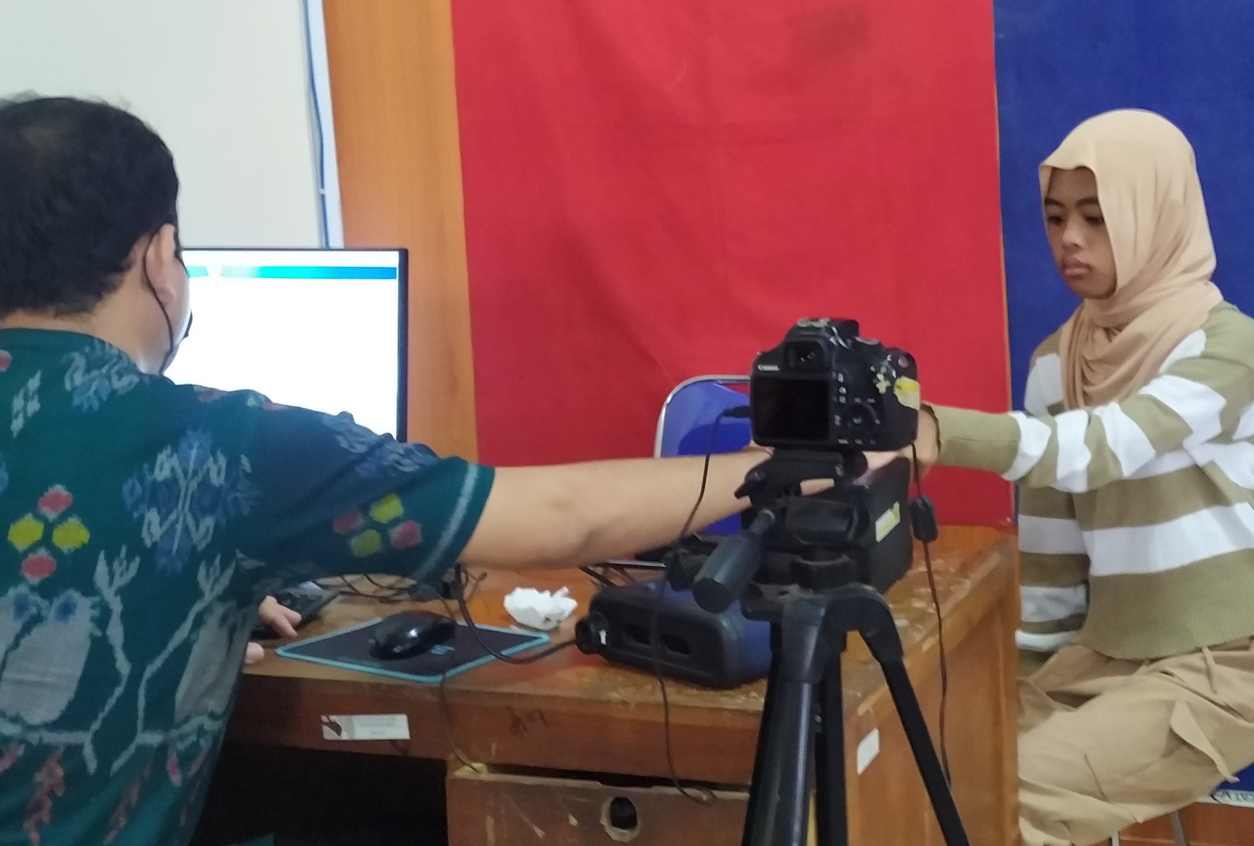 TUNTASKAN PEREKAMAN : Salah satu warga melakukan perekaman untuk KTP di kantor Disdukcapil Jembrana. (m.basir/radar bali)