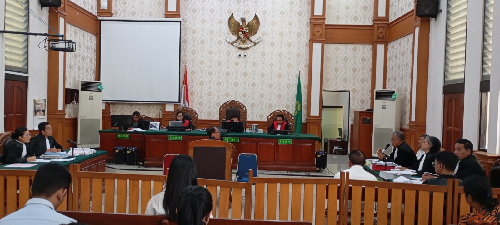 BERI KESAKSIAN: Pengawas YDP Periode 2016-2020 I Gede Oka, SE di Pengadilan Negeri (PN) Denpasar, Selasa (2/7/2024). (Rosihan Anwar/Radar Bali)