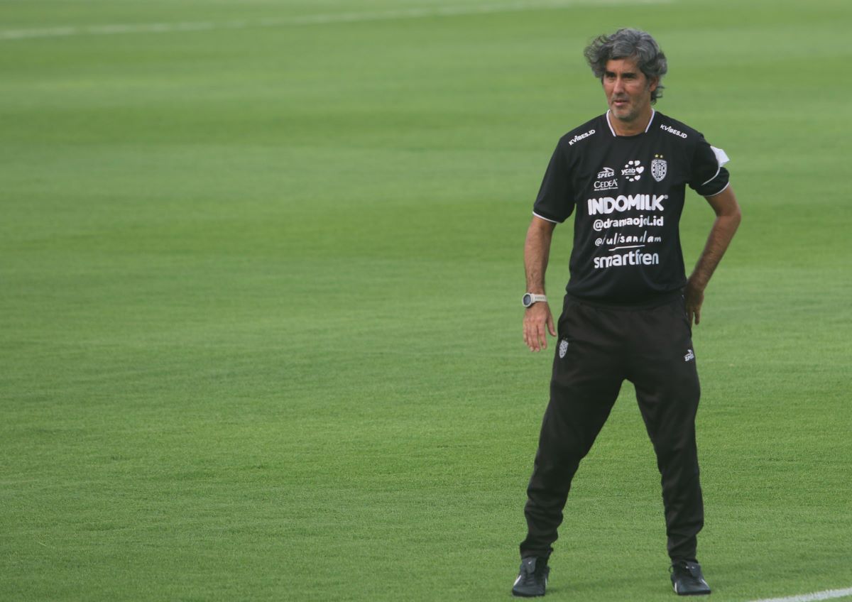 DUET JEPANG: Pelatih Bali United Stefano "Teco" Cugurra saat latihan bersama anak asuhnya Selasa 2 Juli 2024.