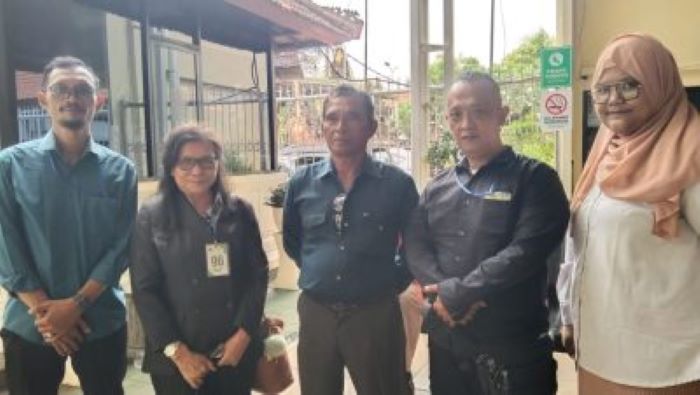 BUKA FAKTA: Siti Sapurah alias Ipung (dua dari kiri) usai sidang lanjutan perkara sengketa lahan Serangan Denpasar di PN Denpasar, 1 Juli 2024.