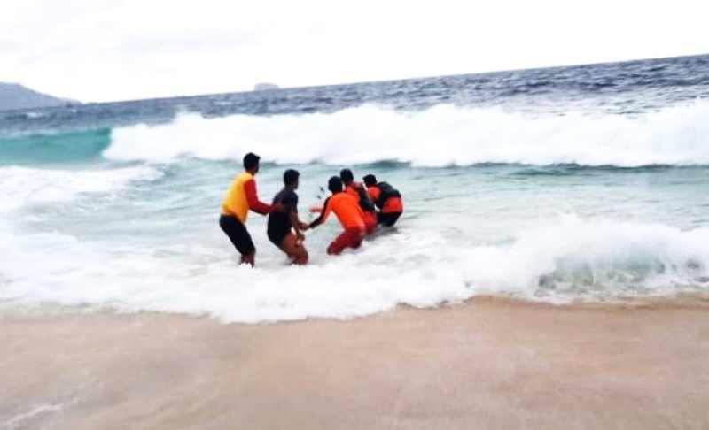 MAUT SETELAH BERFOTO : Jenazah Johan Bagus Susanto dievakuasi setelah sempat berfoto, jatuh,  hilang saat berwisata di Pantai Bias Tugel, Desa Padangbai, Karangasem. (Istimewa)