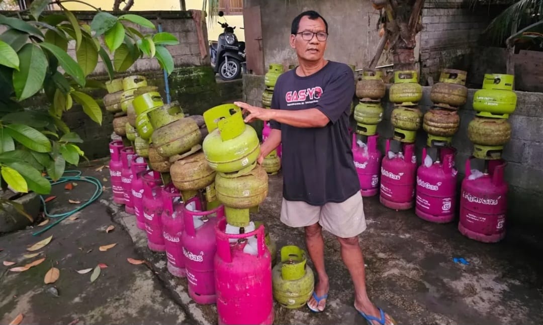 TERTANGKAP TANGAN:I Wayan Rawan saat ketangkap tangan sedang oplos gas subsidi ke non subsidi