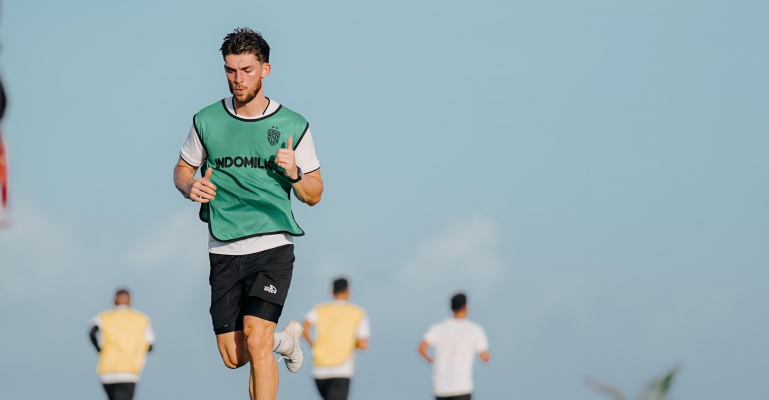 LATIHAN: Brandon Wilson  saat mengikuti latihan bersama pemain Bali United dan  mengaku harus bisa beradaptasi dengan cuaca yang ada di Bali.