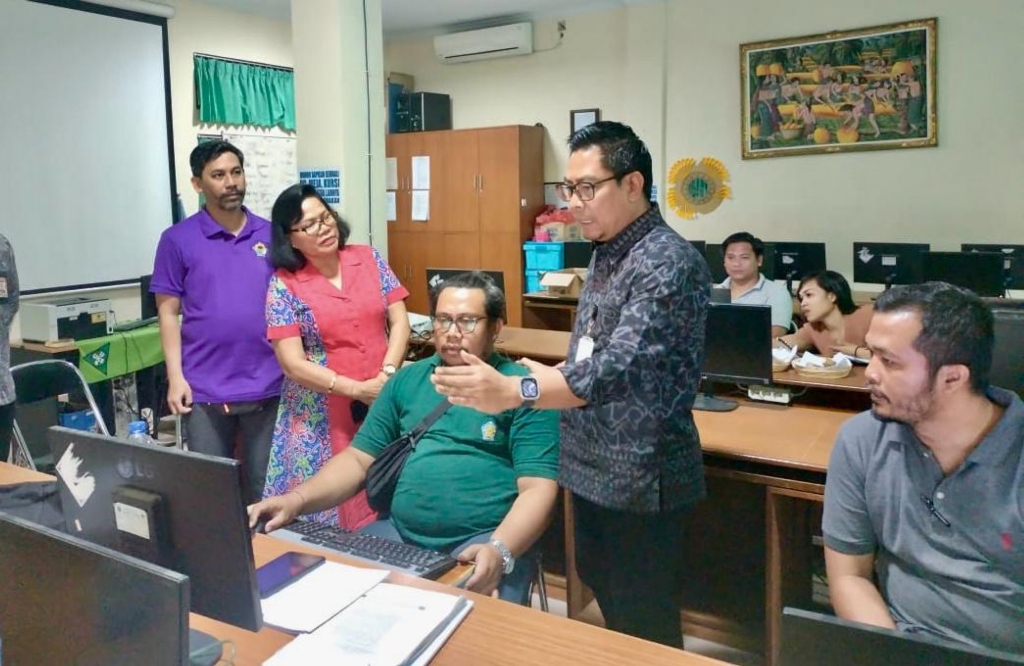 MENINJAU: Wakil Wali Kota Denpasar, I Kadek Agus Arya Wibawa saat meninjau langsung proses verifikasi PPDB  Online Tingkat SMP di dua lokasi, yakni SMP Negeri 1 Denpasar dan Kantor Disdikpora.