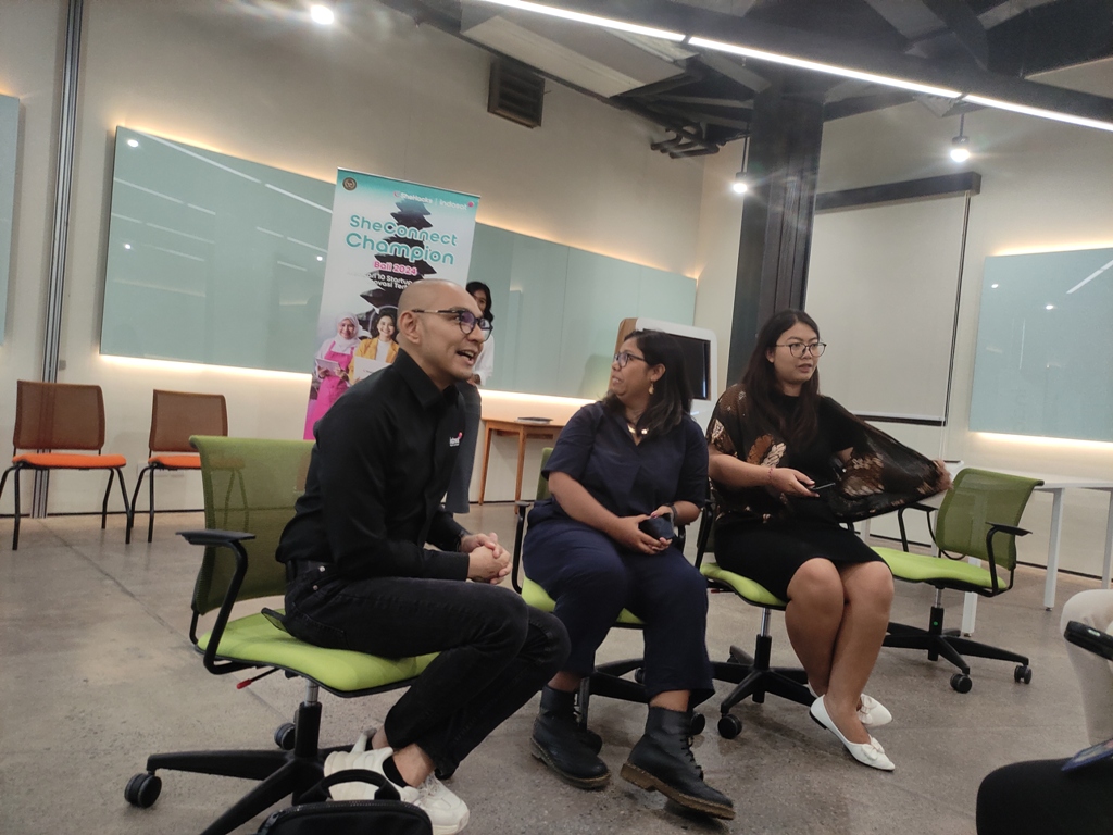 SHE HACKS: Steve Saerang selaku SVP Head of Corporate Communications Indosat Ooredoo Hutchison (kiri) bersama juri dan peserta dalam acara She Hacks Indosat 2024.