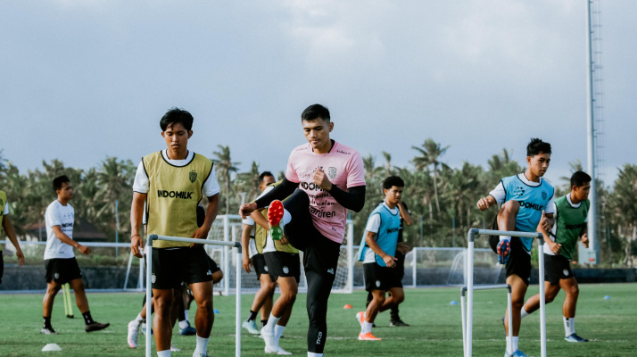 MEMBAUR: Pemain baru terlihat sudah membaur dan menikmati latihan fisik dengan beberapa pemain lokal untuk membangun chemistry antar pemain.