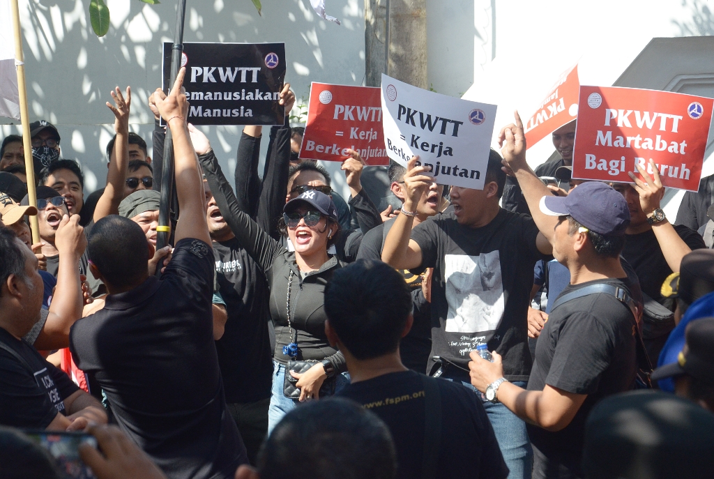 AKSI DAMAI: Aksi damai yang dilaksanakan Federasi Serikat Pekerja Mandiri (FSPM) Regional Bali di depan Kantor Angkasa Pura Supports di Jalan Bypass Ngurah Rai Tuban, Kamis, 4 Juli 2024.