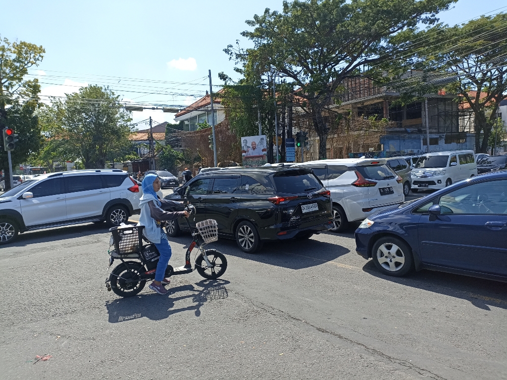 MACET: Kemacetan terjadi di simpang empat kawasan Jalan Raya Kuta dan sekitarnya, Kamis, 4 Juli 2024.
