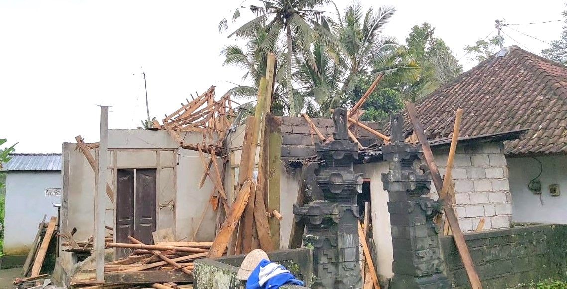 RUSAK KARENA HUJAN : Kondisi rumah yang ambruk di wilayah Banjar Dinas Segah, Desa Nongan, Kecamatan Rendang. (istimewa)