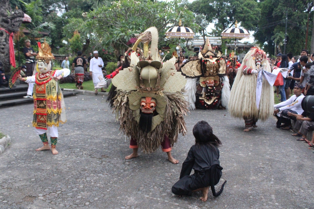 MENGHIBUR: Sekehe Gong Mekar Sari, Banjar Kangin, Kelurahan Panjer sebagai Duta Kota Denpasar sajikan garapan Taksu Rare pada Parade Ngelawang Pesta Kesenian Bali (PKB) XL