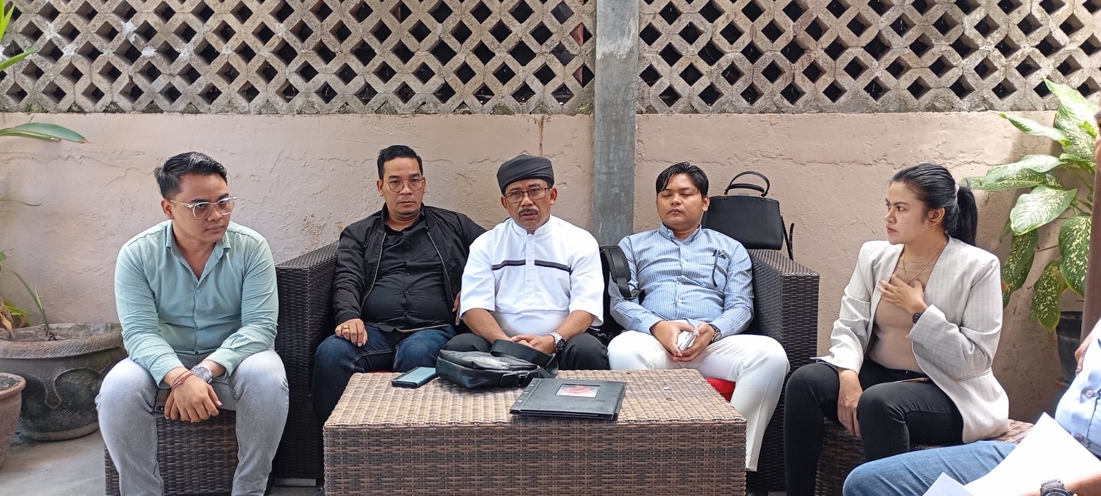 BERI KETERANGAN: Teddy Raharjo, SH. (tengah) dkk., kuasa hukum Supariyani di Denpasar, Jumat (5/7/2024). (Dok. Radar Bali)